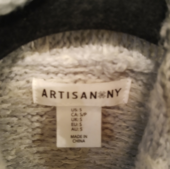 Long Cardigan with decorative pin closure - Picture 4 of 4